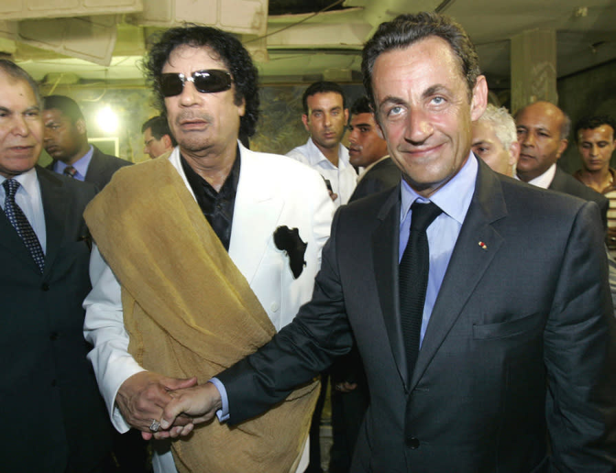 Nicolas Sarkozy: 2007 schlug Gaddafi sein Zelt in der französischen Hauptstadt Paris auf und wurde von Sarkozy mit allen militärischen Ehren empfangen. Waffen- und Atomgeschäfte wurden verhandelt, Gaddafi blieb drei Tage länger als geplant. Noch im Herbst 2010 einigten sich die beiden Länder auf eine strategische Partnerschaft zum Bau eines Kernkraftwerks und der Lieferung von Airbus-Kampfjets an Libyen. (Bild: AP)