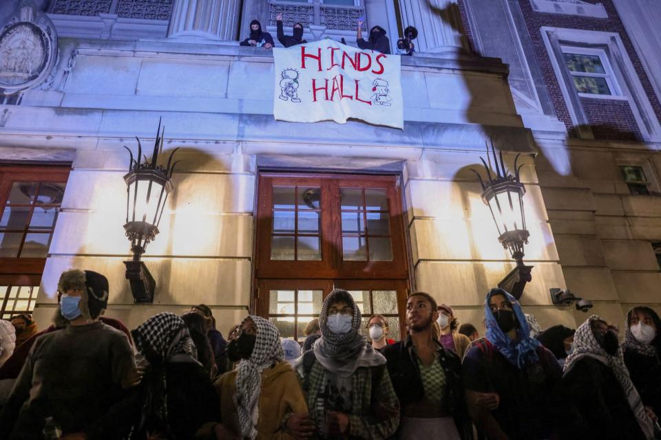 美國哥倫比亞大學支持巴勒斯坦學生4月底佔領喊米爾頓大樓，在牆外懸掛「欣德大樓」字樣。路透社