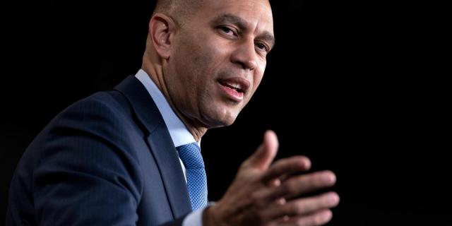 Hakeem Jeffries Sees No Sign Police Vetted Jan. 6 Footage McCarthy Gave Tucker Carlson (huffpost.com)