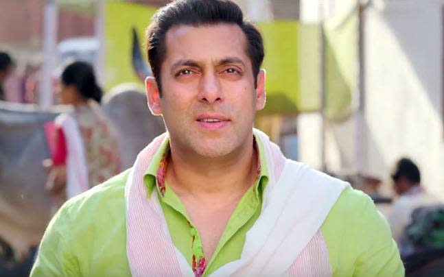Salman Khan :  He has given consecutive hits for the last five years with films like Dabangg 2, Jai Ho, Kick,  Bajrangi Bhaijaan, and Prem Ratan Dhan Payo. Though he has been mired in controversies be it his black buck case or the Hit and Run Case, Salman Khan remains Bollywood’s favorite child. His reality show  Big Boss has proved that he is one of the most adored stars of our country. He is now shooting for Sultan which is all set for release at the end of this year. 