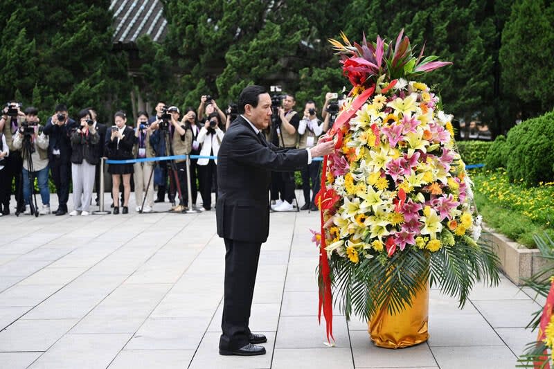 馬英九3日上午參訪黃花崗七十二烈士墓園，致詞時再度哽咽。 馬英九基金會提供