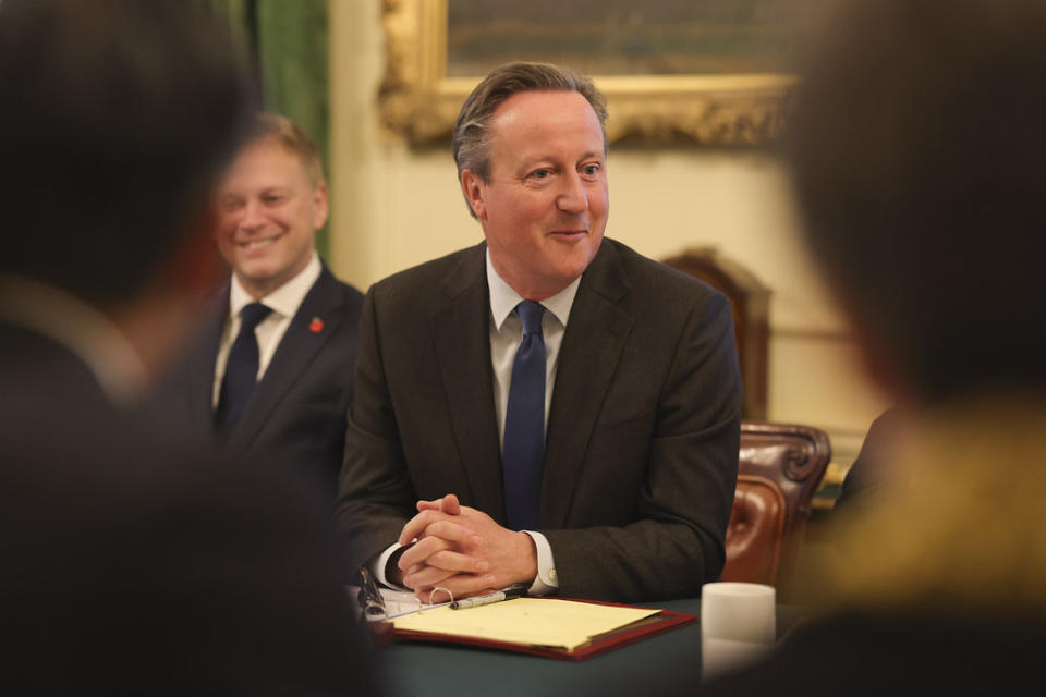 新任英國外交大臣卡麥隆(David Cameron)14日出席內閣會議。 (圖:英首相府)