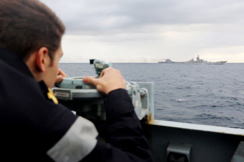 英國皇家海軍的里奇蒙（HMS Richmond）巡防艦上的水兵，正在監控通過其近海的俄國航艦庫茲涅佐夫號。（美聯社）