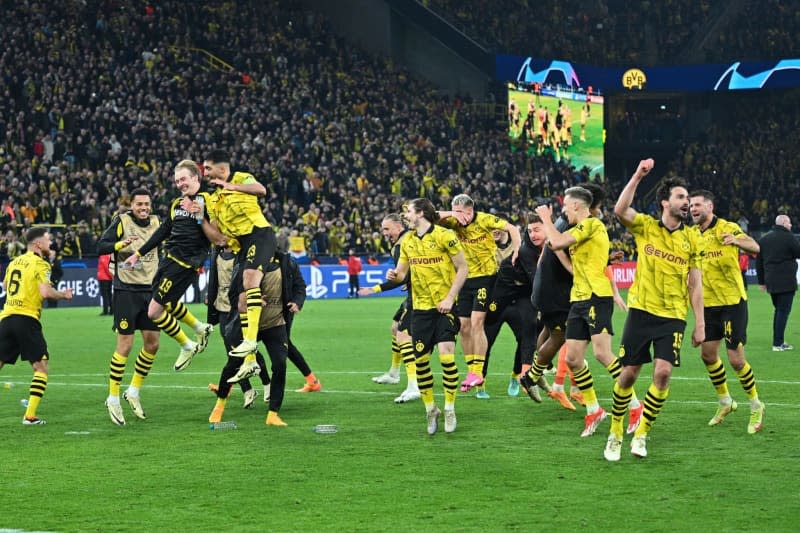 Dortmund players celebrate after the final whistle of the UEFA Champions League quarter-finals, second leg soccer match between Borussia Dortmund and Atletico Madrid at Signal Iduna Park. Bernd Thissen/dpa