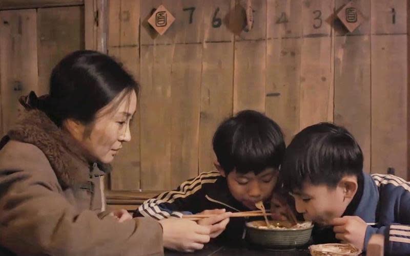 日本電影《一碗清湯蕎麥麵》2次改編為中國微電影《一碗陽春麵》。（翻攝自唐司令說電影頻道）