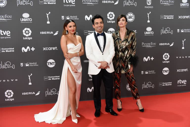 Vega junto a sus compañeros de conducción, Carolina Gaitán y Omar Chaparro