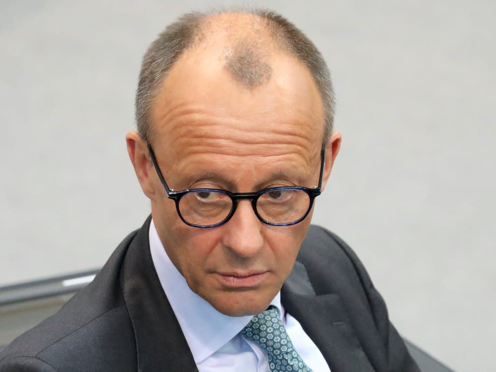 Friedrich Merz liegt nach einem Sturz im Krankenhaus (Bild: Juergen Nowak/Shutterstock)