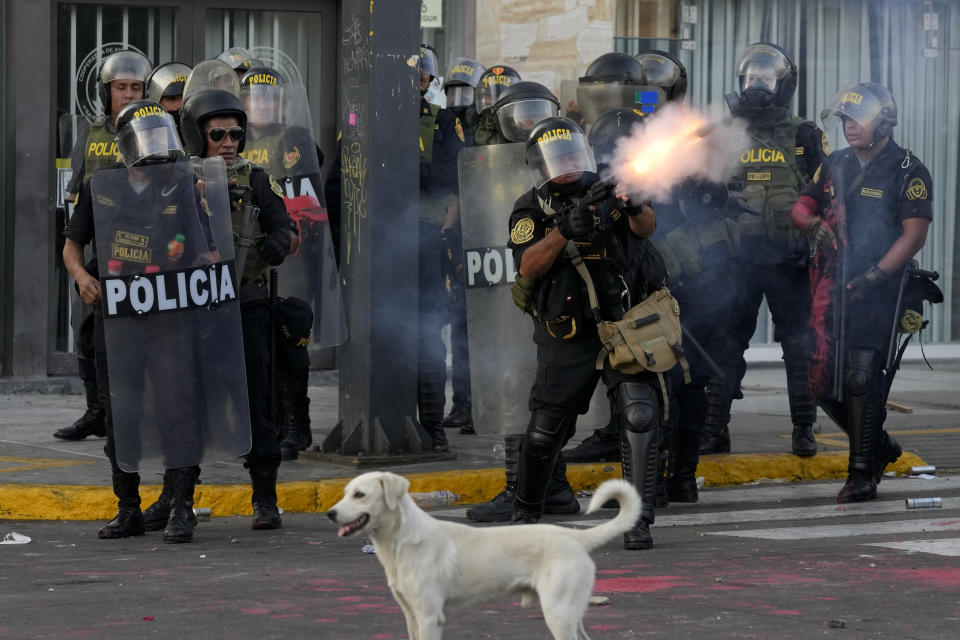 Un policía dispara una bomba lacrimógena a manifestantes de oposición al gobierno en Lima, Perú, el martes 24 de enero de 2023. Las protestas buscan un adelanto electoral inmediato, la renuncia de Boluarte, la liberación del presidente destituido Pedro Castillo y justicia por los manifestantes muertos en enfrentamientos con la policía. (AP Photo/Guadalupe Pardo)(AP Photo/Martín Mejía)