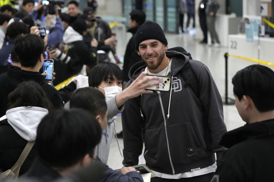 San Diego Padres player pitcher Robert Suarez interacts with the crowd as he arrives at the Incheon International Airport In Incheon, South Korea, Friday, March 15, 2024. (AP Photo/Ahn Young-joon)