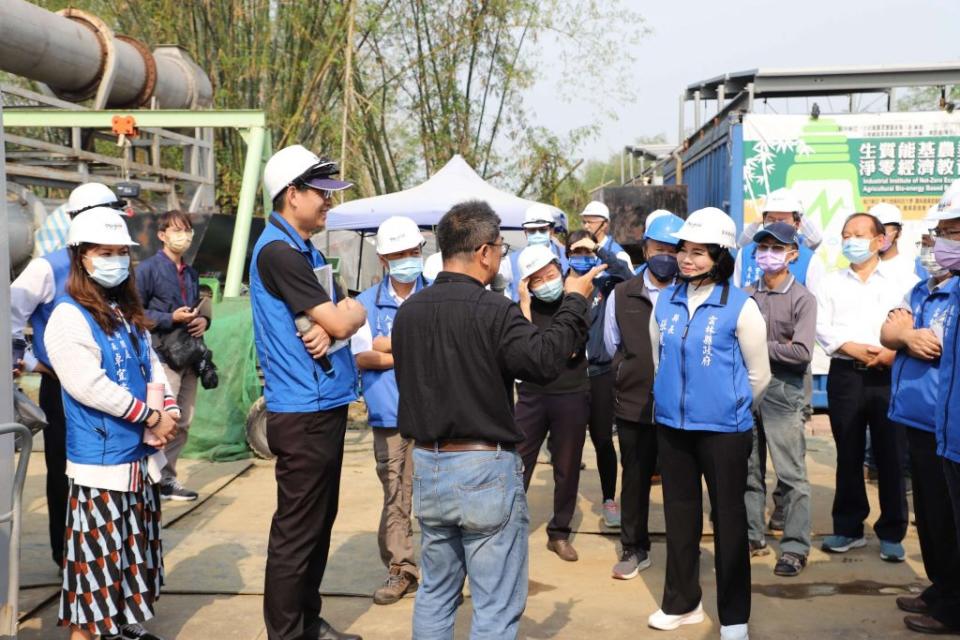 雲縣府主管參訪在地竹產業生質能基地試營運，打造全國淨零農業示範基地。（記者陳正芬攝）