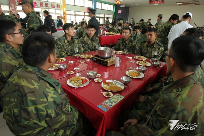 20160203-SMG0045-007-實施募兵制在營用餐人數減少，在精算後經費充裕讓平日三餐的質與量提昇，所以陸軍部隊一樣可享用美食。朱明攝.jpg