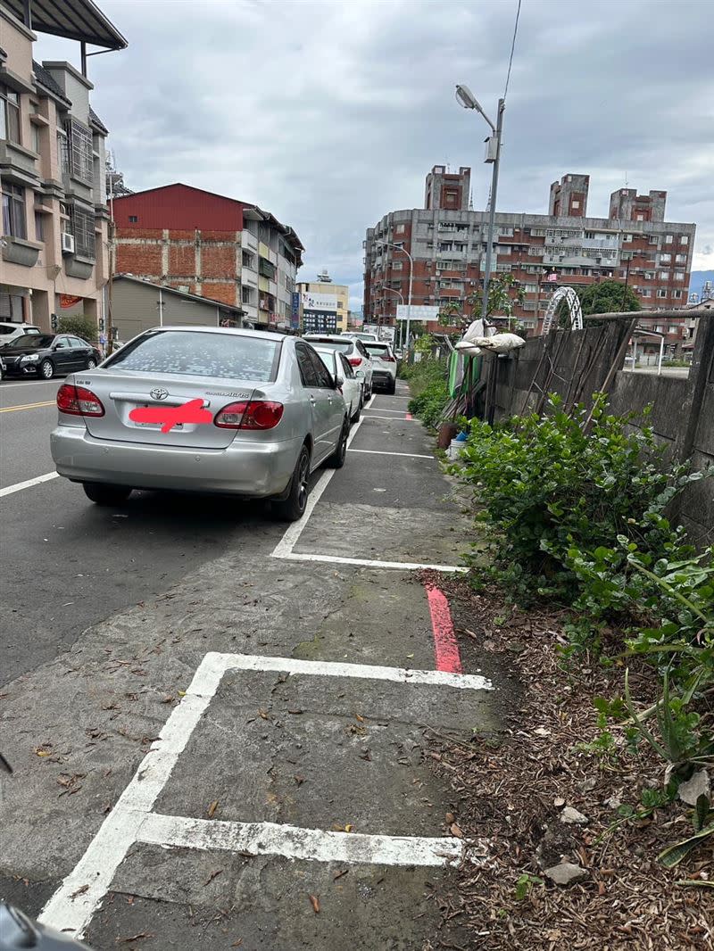 無論停車格內有車與否，圖中駕駛都已經屬於併排停車。（圖／翻攝自路上觀察學院）