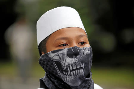 A member of hardline Muslim groups attends a protest against Jakarta's incumbent governor Basuki Tjahaja Purnama, an ethnic Chinese Christian running in the upcoming election, in Jakarta, Indonesia, October 14, 2016. REUTERS/Beawiharta