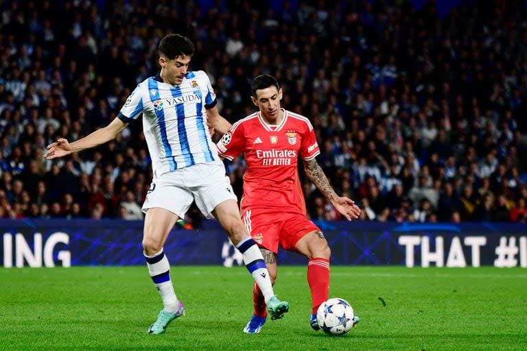 Ángel Di María maniobra frente a Carlos Fernández en Anoeta; el rosarino no gravitó en la derrota de Benfica por 3-1 a manos de Real Sociedad en la Champions League.