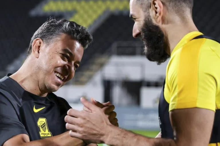 Marcelo Gallardo con Karim Benzema, durante un entrenamiento con el Al-Ittihad