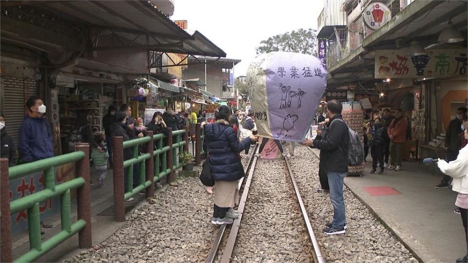 連假尾聲菁桐車站擠爆　業者樂翻：生意興隆！人潮多兩成