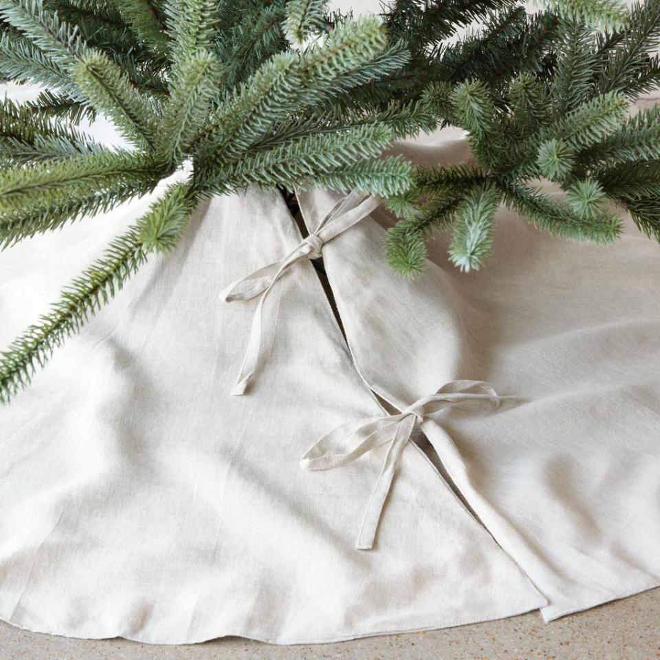 5) Prisha Linen Tree Skirt