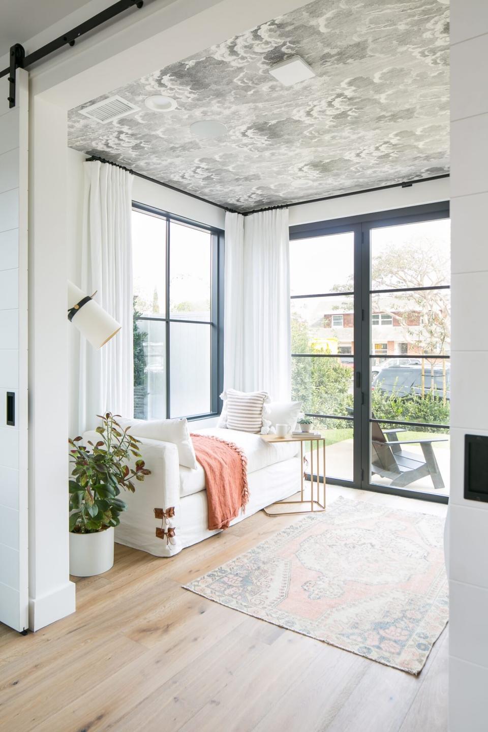 sunroom with a patterned ceiling
