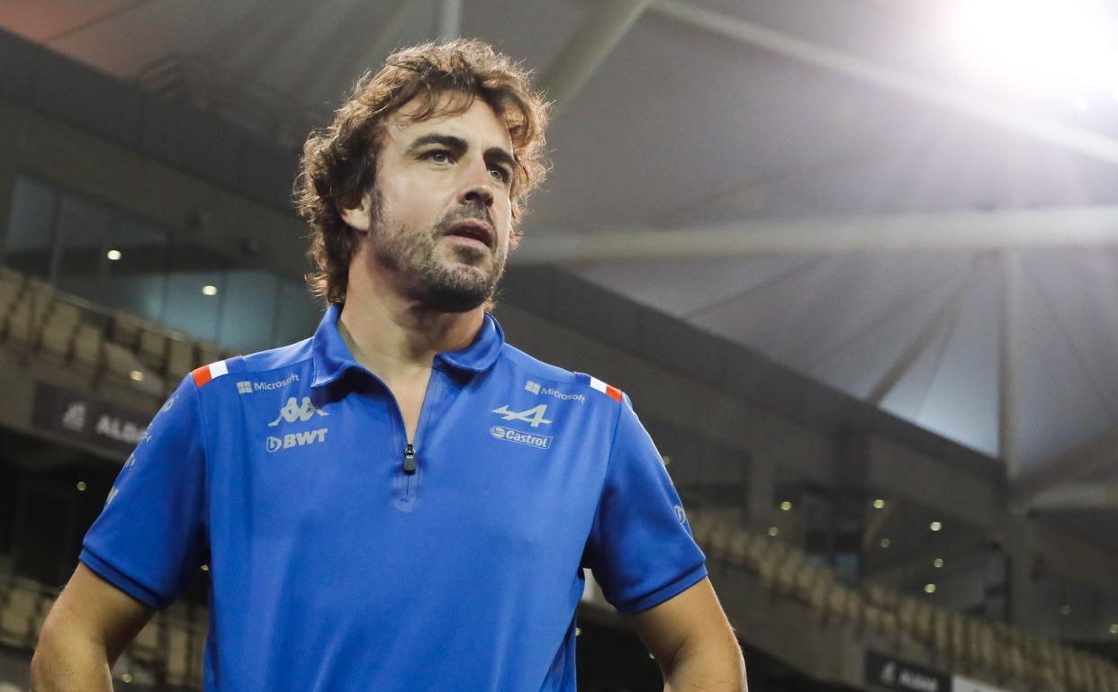 Fernando Alonso tras el Gran Premio de Abu Dabi. (Foto: Jakub Porzycki / NurPhoto / Getty Images).