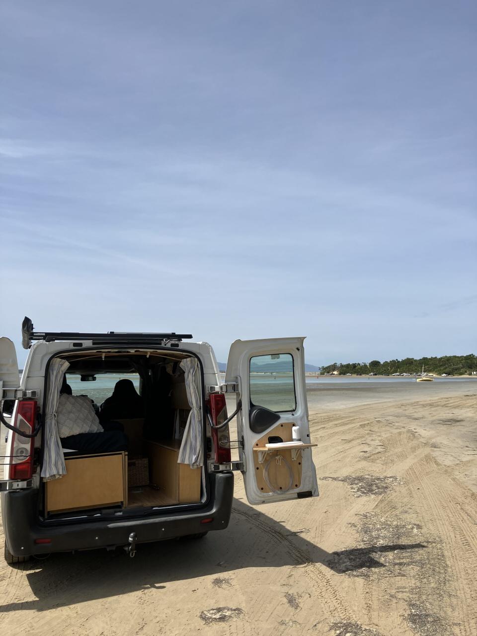 Ein Blick in Bolls Camper, wie er am Strand steht. - Copyright: Juliane Boll