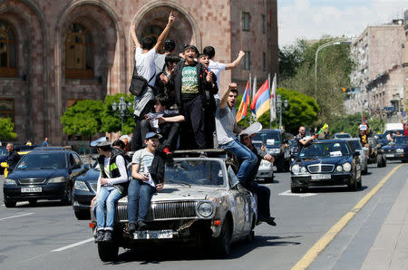 Opposition supporters drive cars while protesting against the ruling elite during a rally in Yerevan, Armenia April 26, 2018. REUTERS/Gleb Garanich