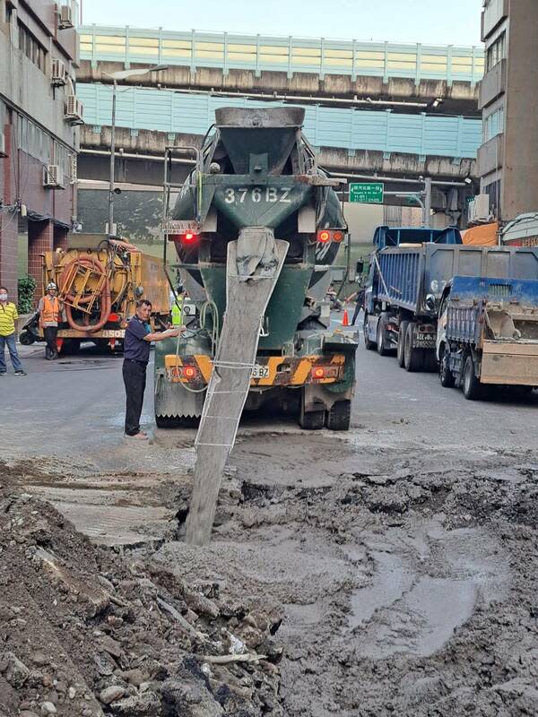 台北市南京西路段上出現天坑，北市府緊急進行回填。   圖：台北市政府 / 提供