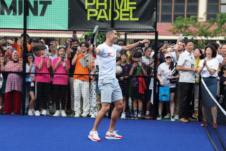 Cristiano Ronaldo reacciona al golpear una pelota de pádel (Lionel NG / AFP) (LIONEL NG/AFP via Getty Images)