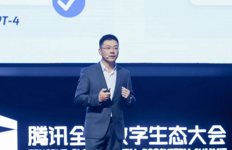 中國科技公司騰訊集團副總裁蔣杰7日公開介紹騰訊自行研發的人工智慧生成聊天機器人「混元」。翻攝騰訊雲