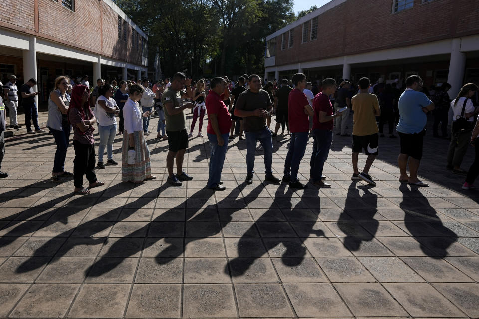 Votantes hacen fila en un colegio electoral durante las elecciones generales en Asunción, Paraguay, el domingo 30 de abril de 2023. (AP Foto/Jorge Saenz)
