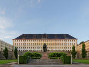 Am 14. Dezember 1979 wurden fünf Gemälde aus dem Schloss Friedenstein in Gotha gestohlen. Entwendet wurden unter anderem "Brustbild eines jungen Mannes" von Frans Hals, "Selbstbildnis mit Sonnenblume" von Anthonis van Dyck und "Alter Mann" von Jan Lievens. Der Wert der Bilder wird auf 50 Millionen Euro geschätzt. Bis heute bleibt der Kunstraub von Gotha ungeklärt. Er ist nicht der einzige aufsehenerregende Raubüberfall in der Geschichte. (Bild-Copyright: DRSG98/Shotshop.com/ddp Images)