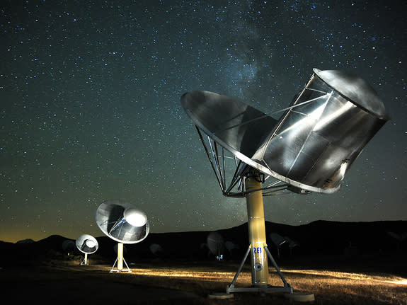 Imagen del Allen Telescope Array tomada por Seth Shostak. El Instituto SETI usa estos discos en el norte de California para buscar señales de radio procedentes de civilizaciones extraterrestres. (Crédito imagen: Space.com).