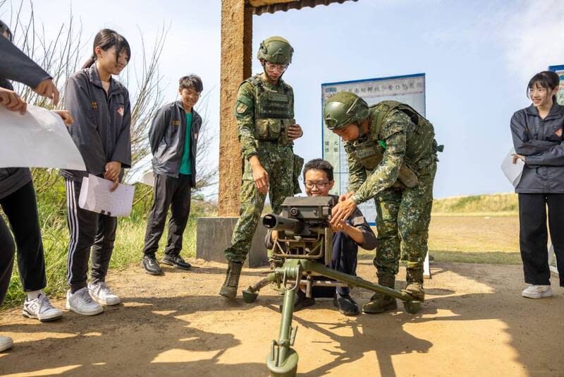 馬公高中學子體驗機槍操作 澎湖縣馬公高中學生19日在澎湖防衛指揮部國軍弟兄 帶領下，認識50機槍、40公厘榴彈槍等武器設備並實 際下場體驗操作，感受扣引板機的瞬間。 （澎湖防衛指揮部提供） 中央社  113年4月19日 