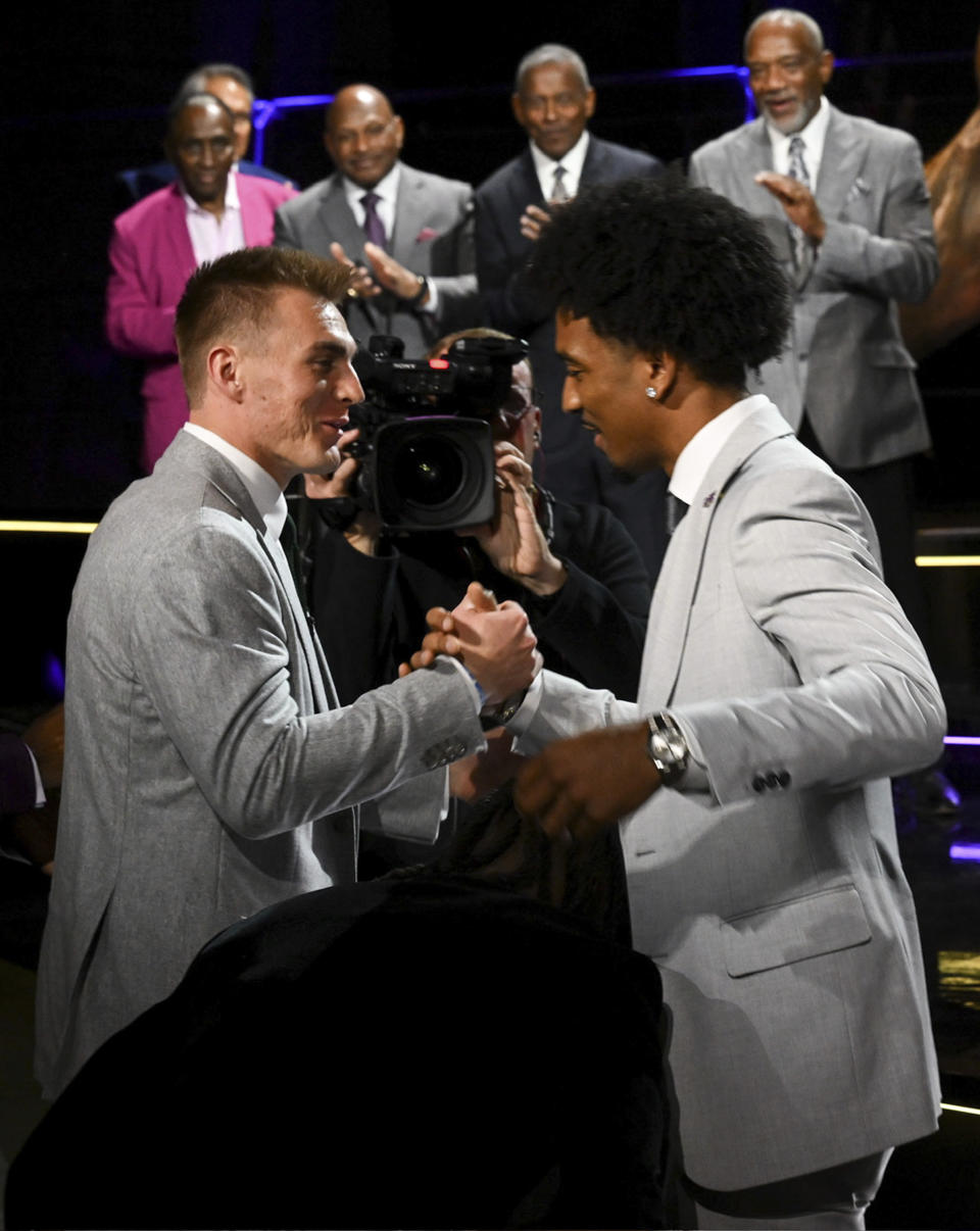 Oregon's Bo Nix, left, congratulates LSU quarterback Jayden Daniels after Daniels won the Heisman Trophy as college football player of the year, Saturday, Dec. 9, 2023, in New York. (Todd Van Emst/Pool Photo via AP)