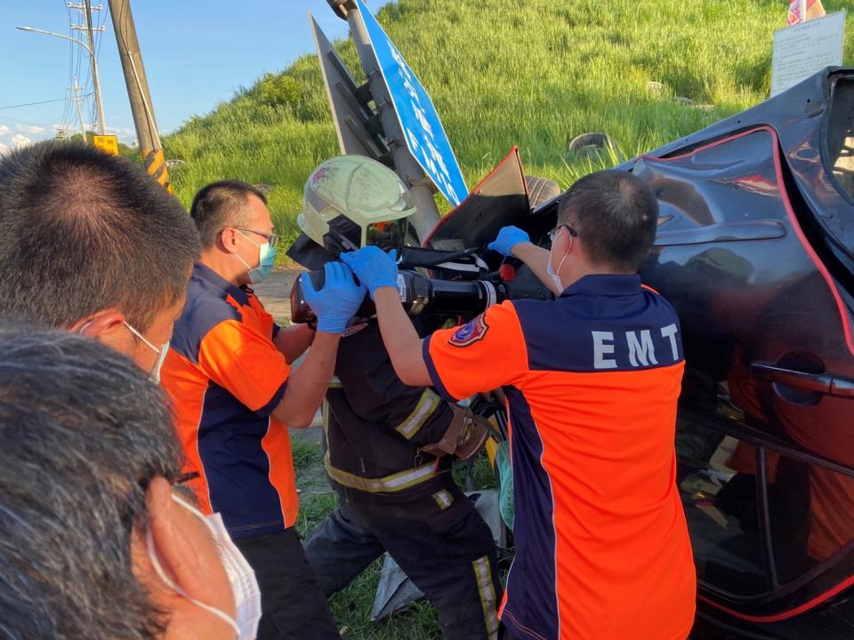 台二十線、左鎮區光和里第一公墓旁五日傍晚發生自小客車自撞車禍，救護人員將車內人員救出，送醫搶救。（民眾提供）