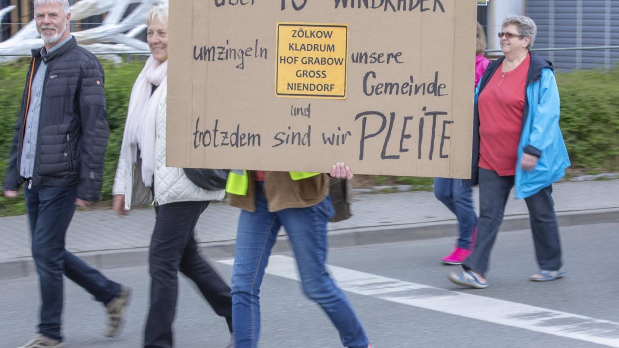 Hunderte Einwohner aus Gemeinden Mecklenburg-Vorpommerns protestieren gegen den weiteren Ausbau der Windkraft.