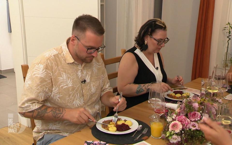 Tim und Märy genießen andächtig ihr Gulasch mit schlesischen Kartoffelklößen und Rote-Bete-Salat.
 (Bild: RTL)