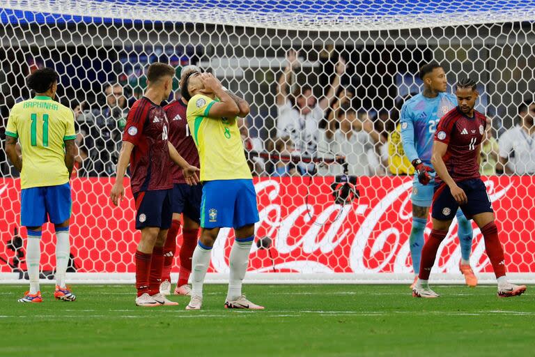 El lamento de Lucas Paquetá, después de que el palo rechazara un remate del volante de West Ham