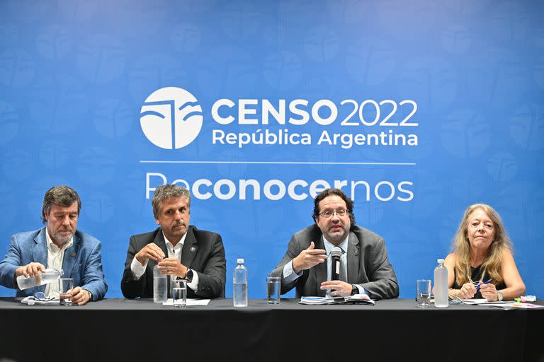 De izquierda a derecha: el director nacional de Metodología, Gerardo Mitas; el director técnico del instituto, Pedro Lines; el titular del Indec, Marco Lavagna y  la directora nacional de Estadísticas Sociales y de Población, Gladys Massé