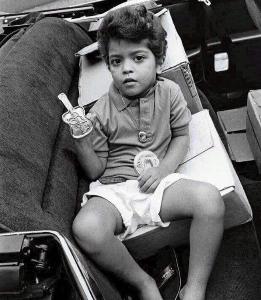 Mars con su ‘swag’ imitando a Elvis Presley. Instagram @brunomars