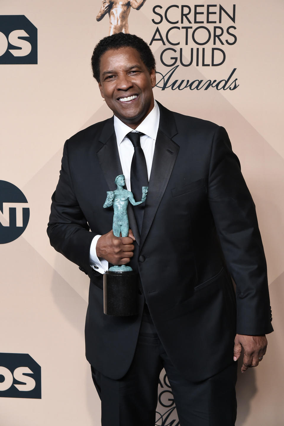Denzel Washington is seen backstage at&nbsp;the SAG Awards.<br /><br />&ldquo;I think we as Americans better learn to unite, We need to put our elected officials&rsquo; feet to the fire and demand that they work together or they won&rsquo;t get back into office."