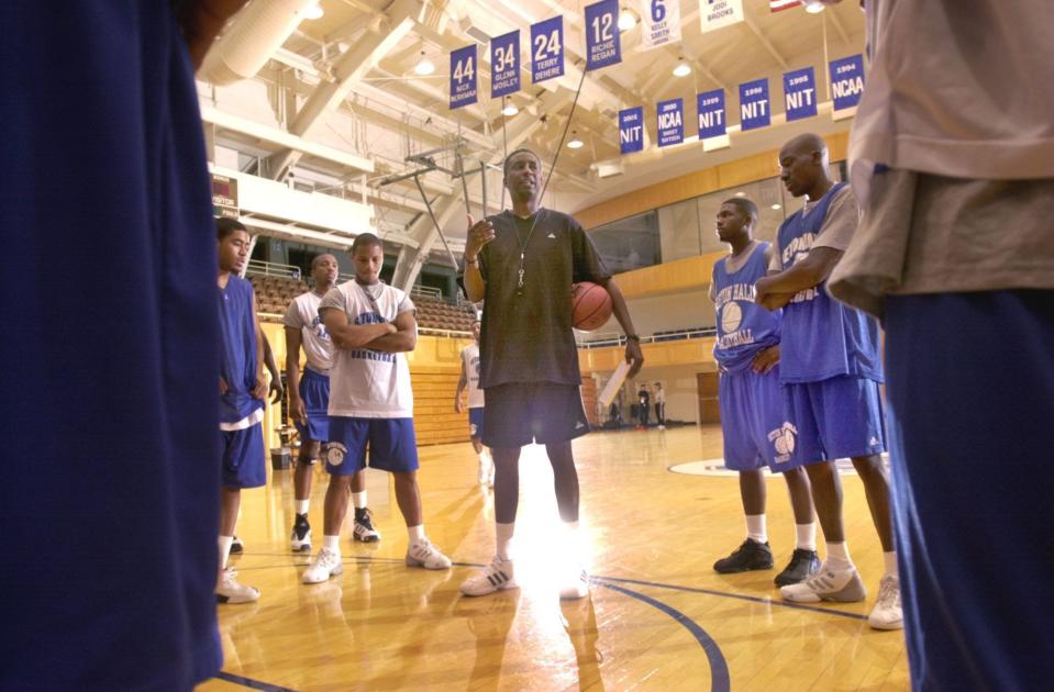 Seton Hall basketball coach Louis Orr with his team in 2001