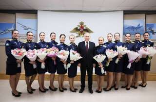 À Krasnodar, le 7 mars 2024. Vladimir Poutine pose avec des diplômées de l’école militaire supérieure d’aviation. . PHOTO MIKHAIL METZEL/AFP