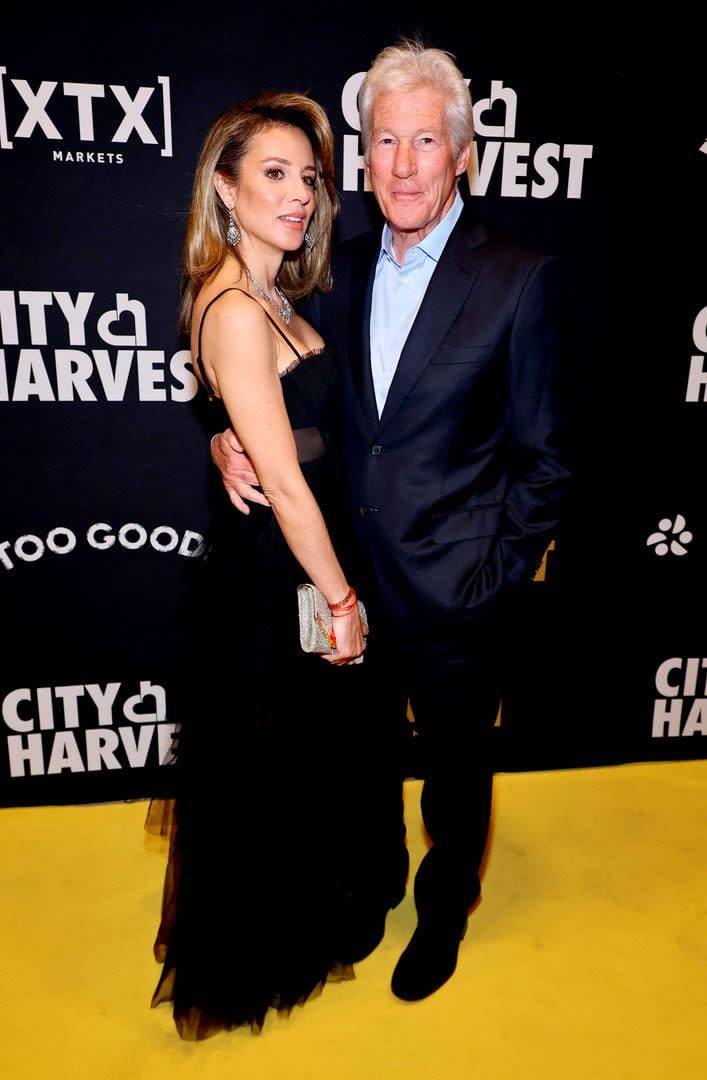 Richard Gere y Alejandra, su mujer, se colocaron de nuevo frente a las luces de los flashes en el marco de la gala anual de City Harvest, una organización benéfica que lucha contra la grave crisis alimentaria que sufren miles de neoyorkinos