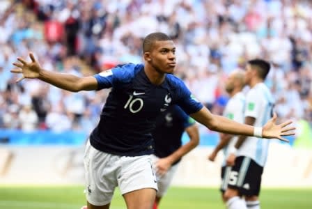 Os dois gols marcados por Mbappé contra a Argentina, nas oitavas de final da Copa, tornaram o camisa 10 da França o jogador mais novo do país a marcar duas vezes numa só partida desde 1945.