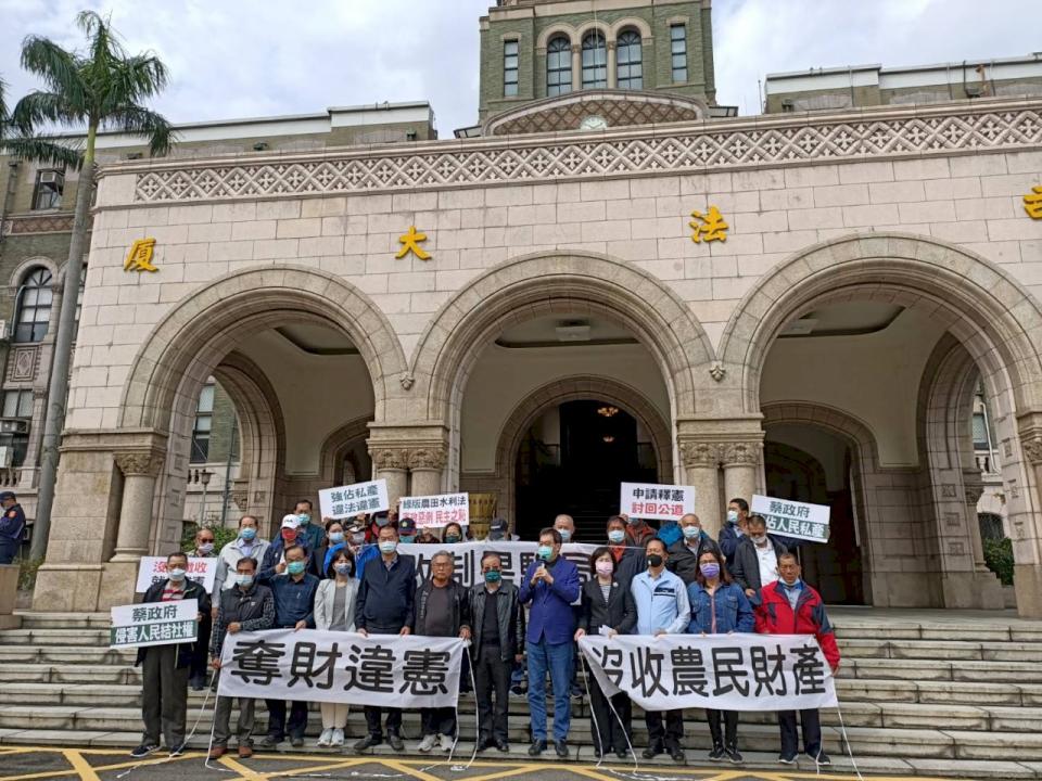 國民黨立院黨團5日與前台南縣長蘇煥智，陪同反消滅水利會全國自救會到司法院遞交釋憲案相關文書。(國民黨團提供)