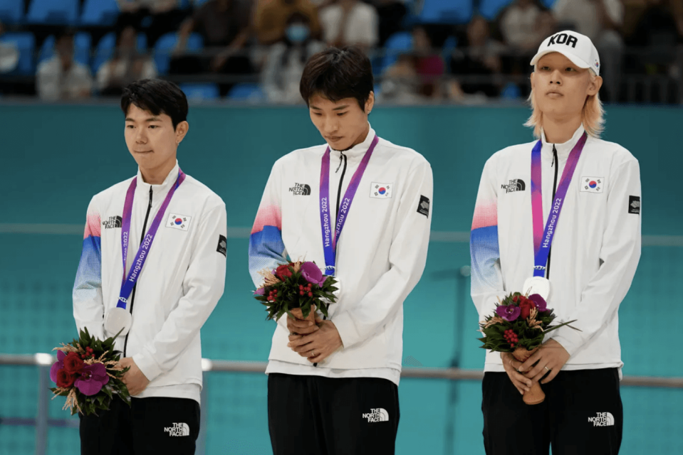 出包的南韓隊選手鄭喆元（左一）相當懊悔，事後受訪時向隊友道歉。（美聯社）