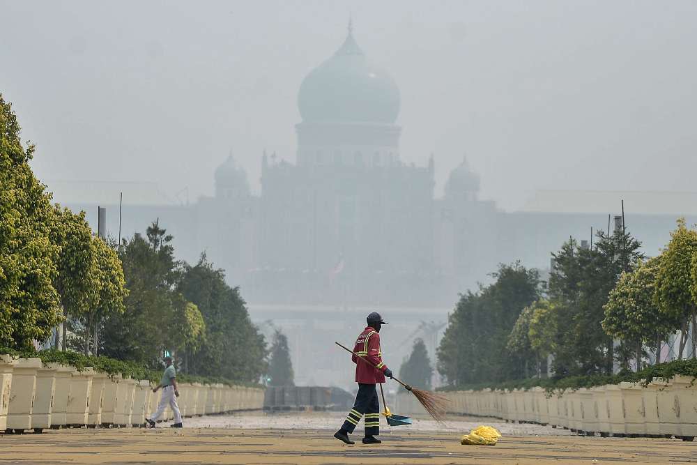 A thick blanket of haze shrouds Putrajaya September 17, 2019. — Picture by Shafwan Zaidon