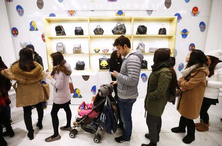 Shoppers queue outside the Stella McCartney handbag stall at Selfridges department store on the first day of their sales, in central London December 26, 2014. REUTERS/Andrew Winning