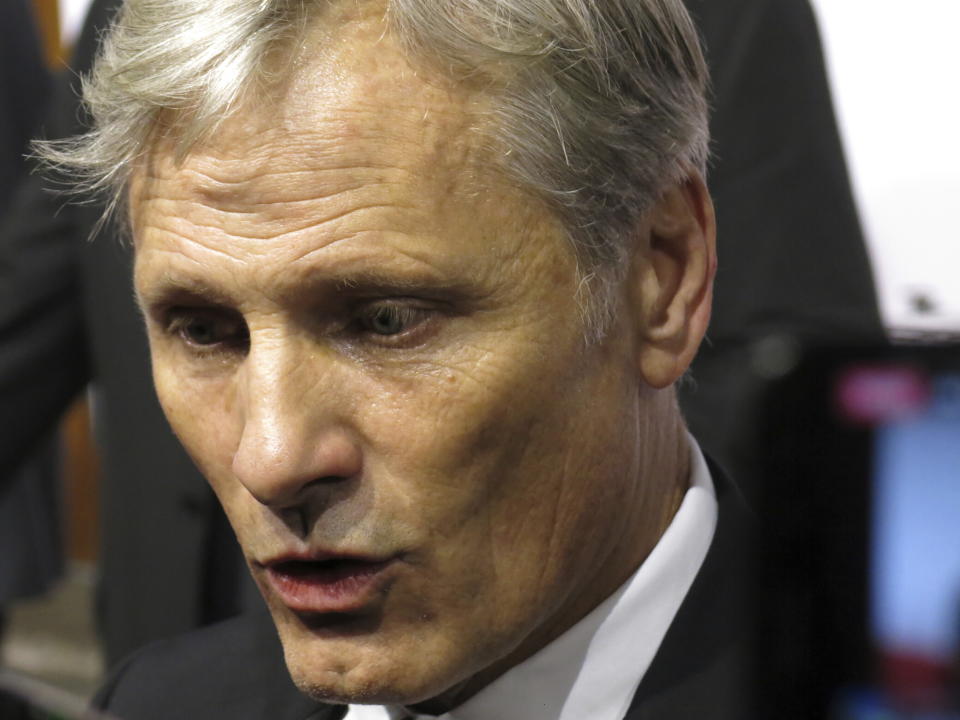 El director y actor estadounidense Viggo Mortensen habla con reporteros en la alfombra roja de la película The Dead Don't Hurt en Morelia, México, el viernes 20 de octubre de 2023. (Foto AP/Berenice Bautista)