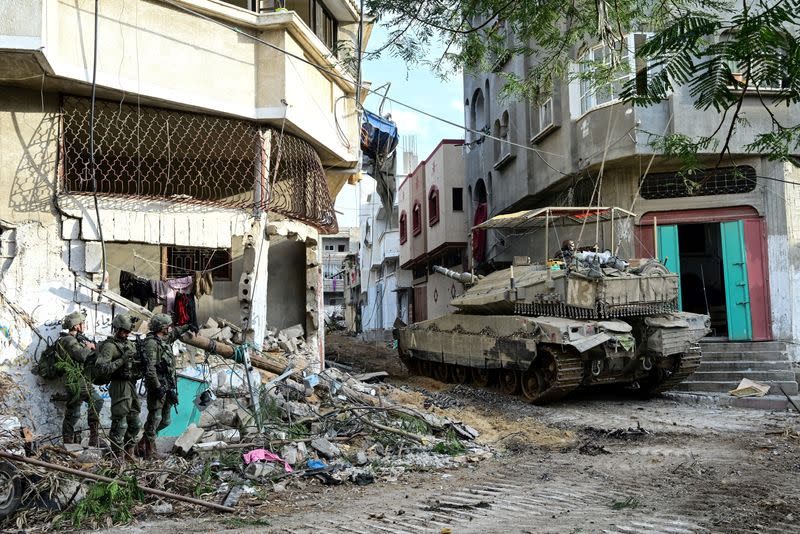 FOTO DE ARCHIVO: Soldados israelíes operando un tanque en el distrito de Shajaiya de la ciudad de Gaza